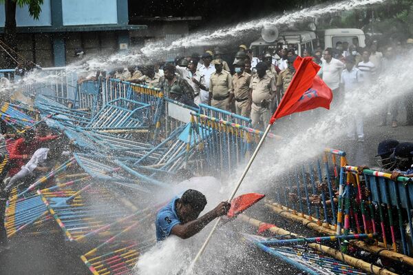 الشرطة الهندية تستخدم خراطيم المياه لقمع الاحتجاجات في المدينة الهندية كولكاتا، 18 مايو عام 2022 - سبوتنيك عربي