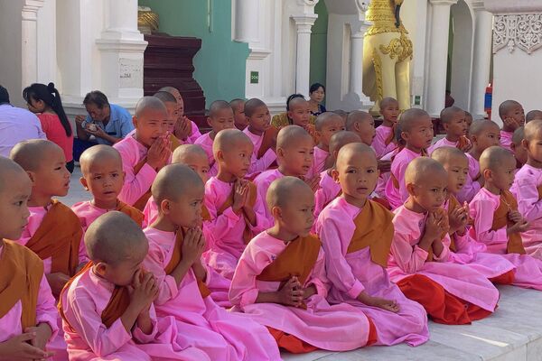 رهبان بوذيون ضغار يؤدون الصلاة بمناسبة يوم ميلاد بوذا، 14 مايو عام 2022 - سبوتنيك عربي