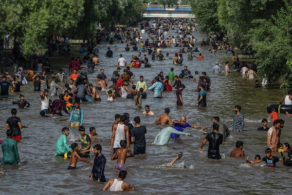 سكان مدينة لاهور الهندية يتبردون أيام اشتداد الحرارة،15 مايو عام 2022 - سبوتنيك عربي