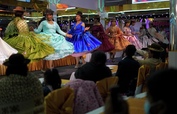 تعرض نساء أيمارا إبداعات مصمم محلي في عرض شوليتا للأزياء في إل ألتو البوليفية، 19 مايو عام 2022 - سبوتنيك عربي