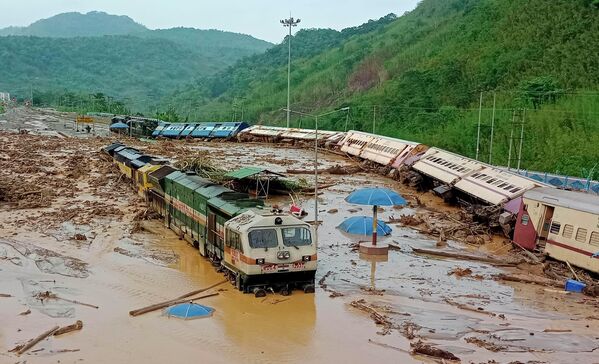 قطارات انقلبت نتيجة الانهيارات الأرضية في ولاية آسام الهندية، 17 مايو عام 2022 - سبوتنيك عربي