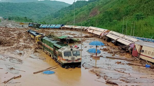 قطارات انقلبت نتيجة الانهيارات الأرضية في ولاية آسام الهندية، 17 مايو عام 2022 - سبوتنيك عربي