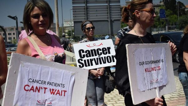 لبنان: اعتصام لمرضى السرطان أمام القصر الجمهوري للمطالبة بالدواء/صور   - سبوتنيك عربي