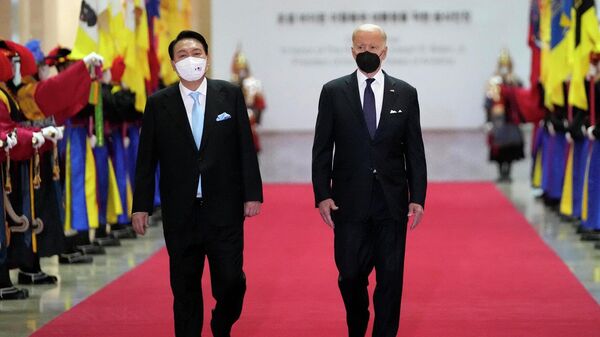 الرئيس الأمريكي، جو بايدن، ونظيره الكوري الجنوبي، يون سوك يول، 21 مايو/ أيار 2022 - سبوتنيك عربي