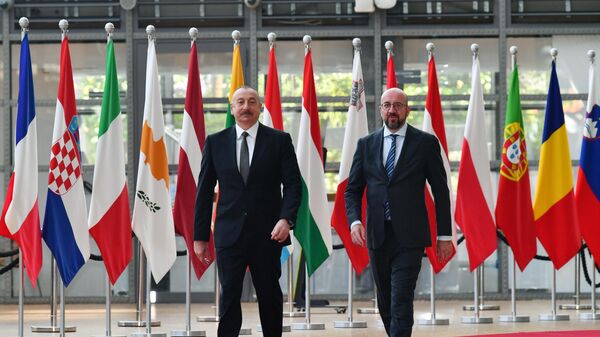 الرئيس الأذربايجاني إلهام علييف مع رئيس المجلس الأوروبي شارل ميشيل في بروكسل - سبوتنيك عربي