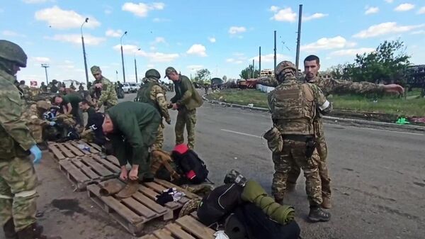 استسلام آخر مجموعة من المسلحين الأوكرانيين من آزوفستال، أوكرانيا  - سبوتنيك عربي