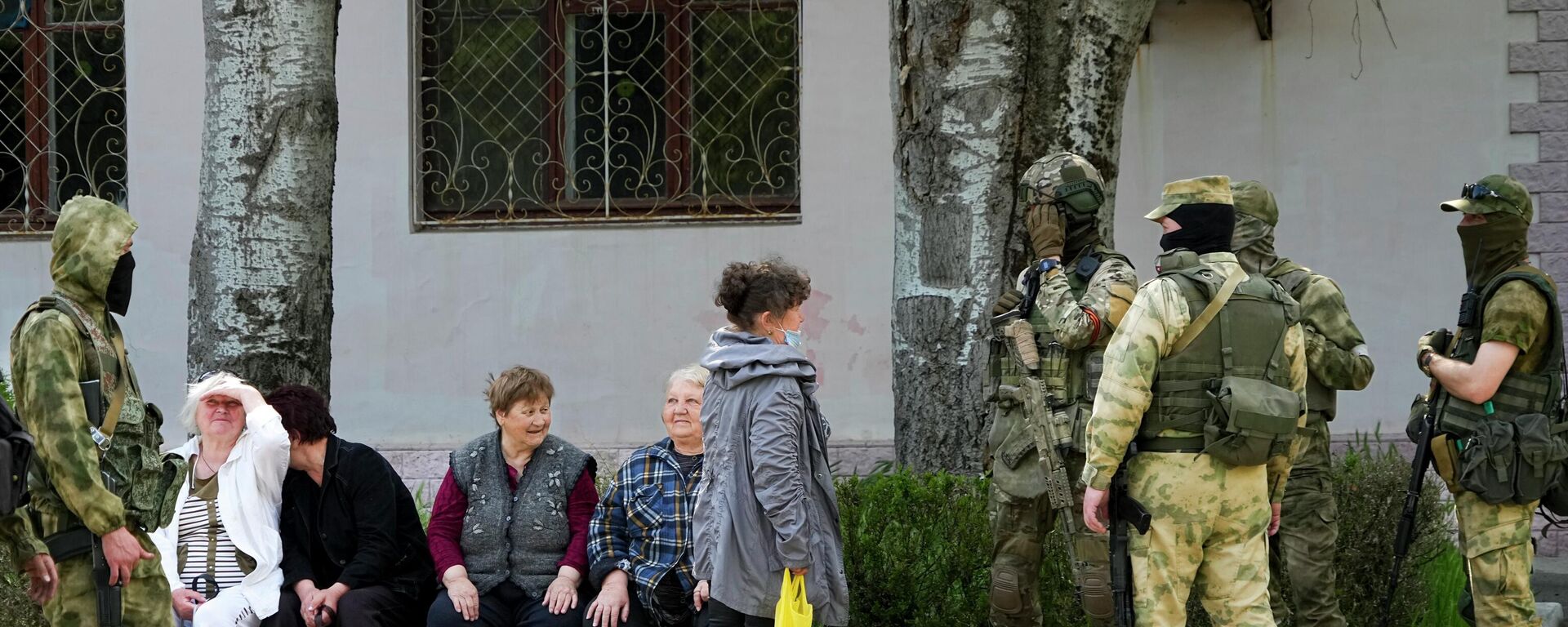 كبار السن من السكان المحليين يتحدثون إلى مجموعة من الجنود الروس في خيرسون، منطقة خيرسون، جنوب أوكرانيا، 20 مايو 2022. - سبوتنيك عربي, 1920, 30.07.2022