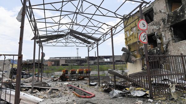 خبراء المتفجرات من كتيبة فوستوك التابعة لقوات دونيتسك الشعبية يفجرون القذائف والألغام غير المتفجرة في أراضي مصنع آزوفستال في ماريوبول، أوكرانيا 21 مايو 2022 - سبوتنيك عربي