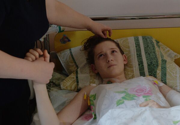 هذه أوكسانا فويناروفسكايا، 14 عامًا، من ميكيفكا أثناء علاجها في موسكو. في يناير/ كانون الثاني 2015، سقطت قذيفة على منزلها، وتوفي والدها أمام عينيها. وأصيبت الفتاة نفسها بشظايا كادت أن تفقد ساقيها. من التوتر توقفت أوكسانا عن الكلام. - سبوتنيك عربي