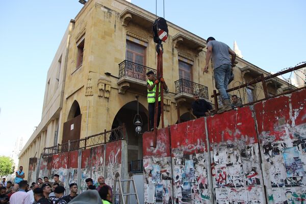 السلطات اللبنانية تبدأ في إزالة الحواجز الموجودة حول مبنى البرلمان - سبوتنيك عربي