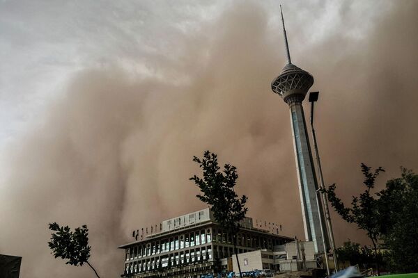 العاصفة الترابية تخيم على العاصمة الإيرانية طهران، 2يونيو/حزيران عام 2014 - سبوتنيك عربي