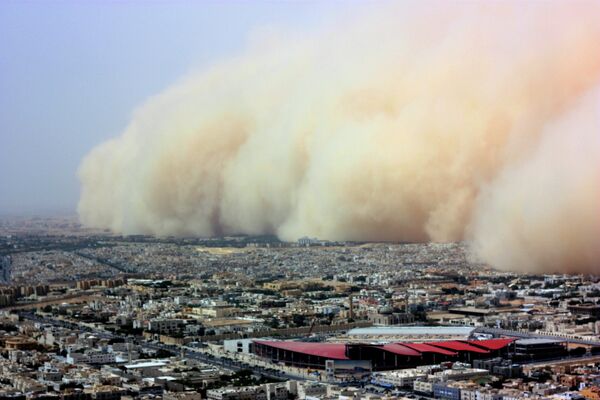 العاصفة الرملية تضرب العاصمة السعودية الرياض،10 مارس/آذار عام 2009 - سبوتنيك عربي