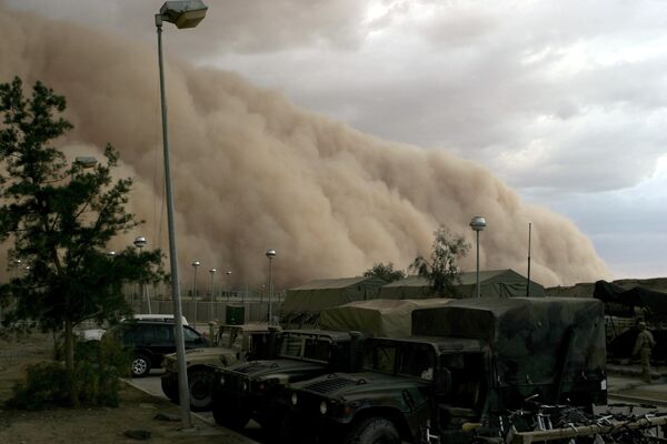 العاصفة الترابية تخيم على محافظة الأنبار في العراق، 27 أبريل عام 2005 - سبوتنيك عربي