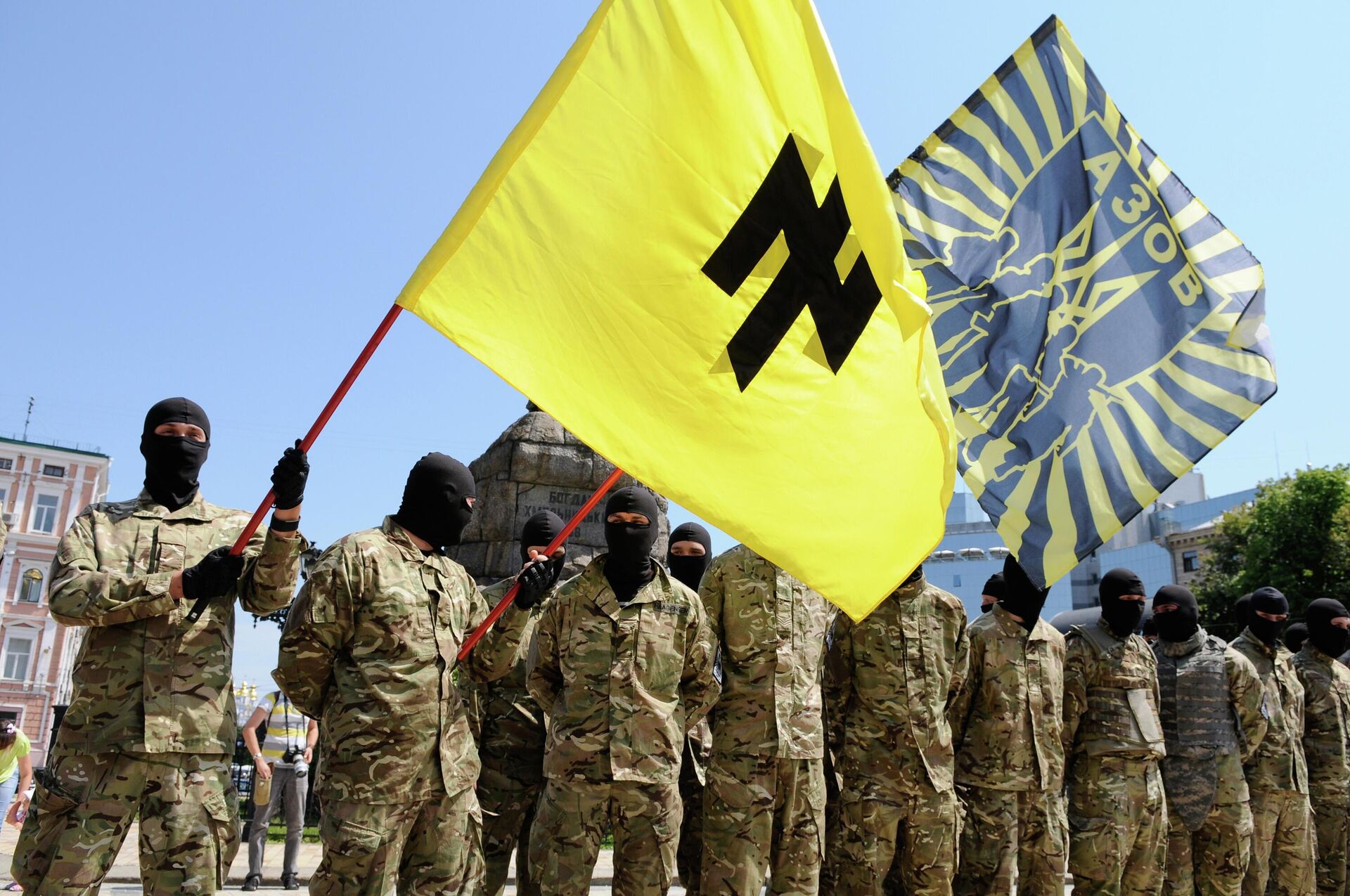 جنود فوج آزوف يؤدون يمين الولاء لأوكرانيا في ساحة صوفيا في كييف قبل إرسالهم إلى دونباس. 16 يوليو 2014 - سبوتنيك عربي, 1920, 24.05.2022