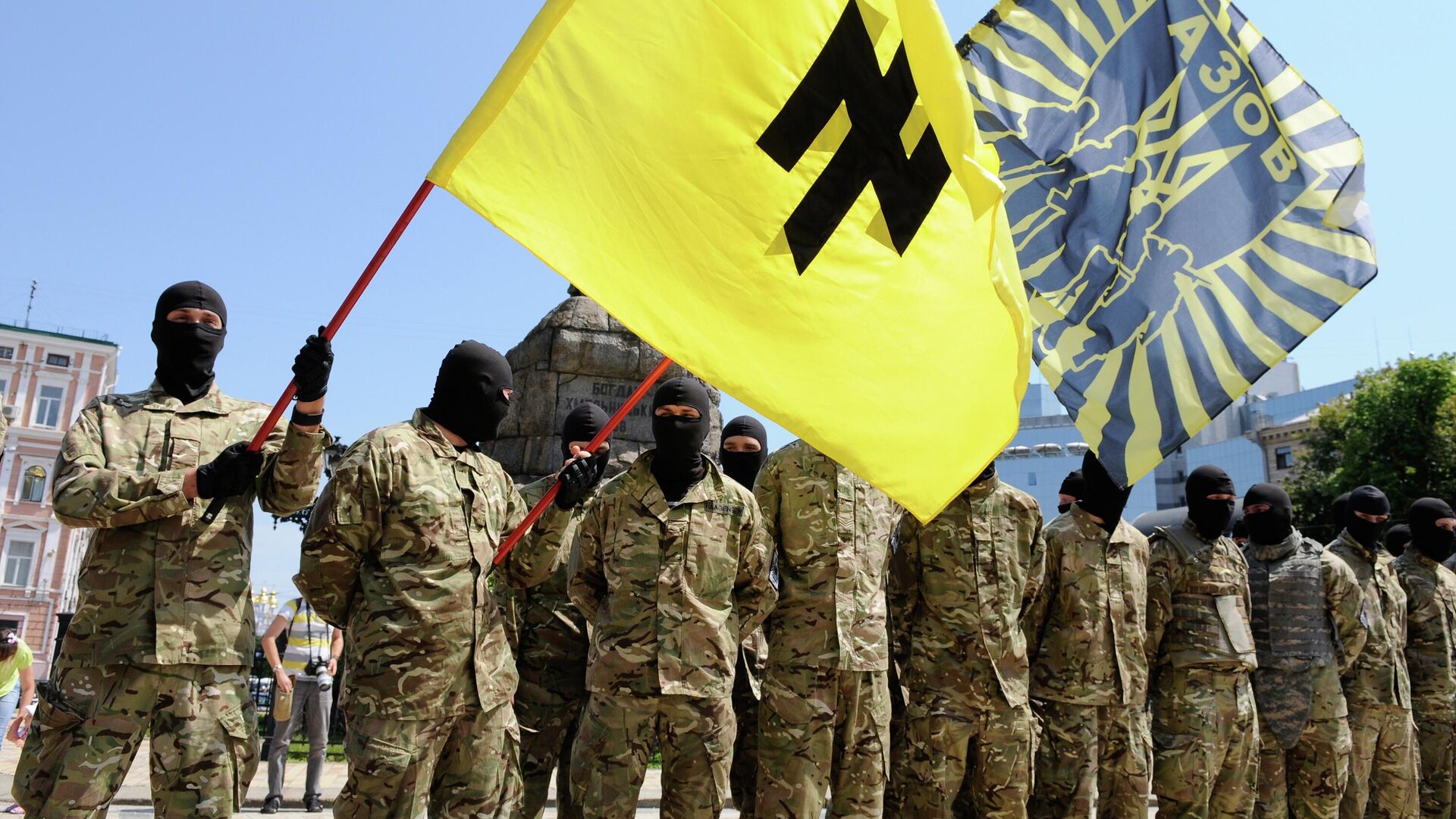 جنود فوج آزوف يؤدون يمين الولاء لأوكرانيا في ساحة صوفيا في كييف قبل إرسالهم إلى دونباس. 16 يوليو 2014 - سبوتنيك عربي, 1920, 26.05.2022