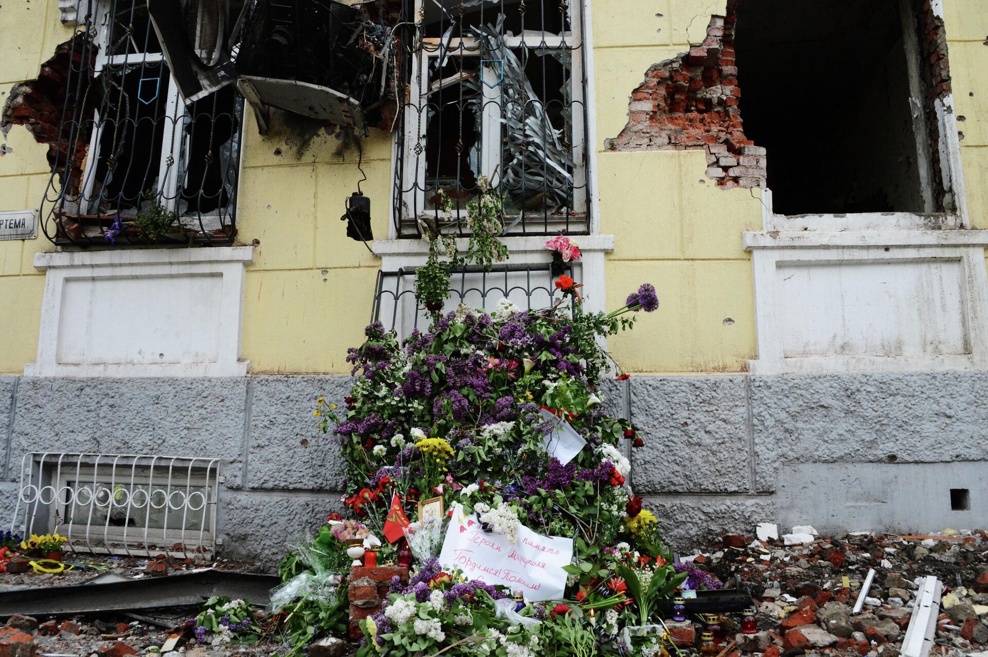 زهور وشموع تخليدا لذكرى من قتلوا في مبنى شرطة المدينة في ماريوبول. 13 مايو/ أيار 2014 - سبوتنيك عربي, 1920, 24.05.2022
