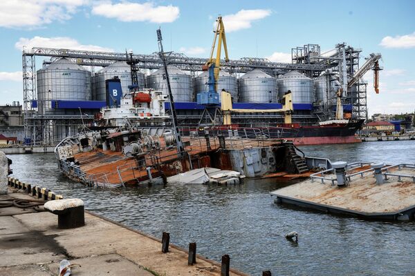 زورق غارق في ميناء ماريوبول، بدأ الميناء العمل بشكل معتاد بعد أن قاموا خبراء متفجرات روس بإزالة الألغام - سبوتنيك عربي
