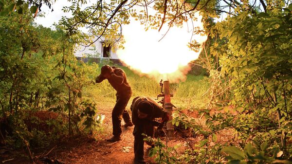 جنود من أطقم قذائف الهاون التابعة لقوات لوغانسك الشعبية يطلقون النار على مواقع القوات المسلحة الأوكرانية بالقرب من قرية نيجني، جمهورية لوغانسك الشعبية 24 مايو 2022 - سبوتنيك عربي