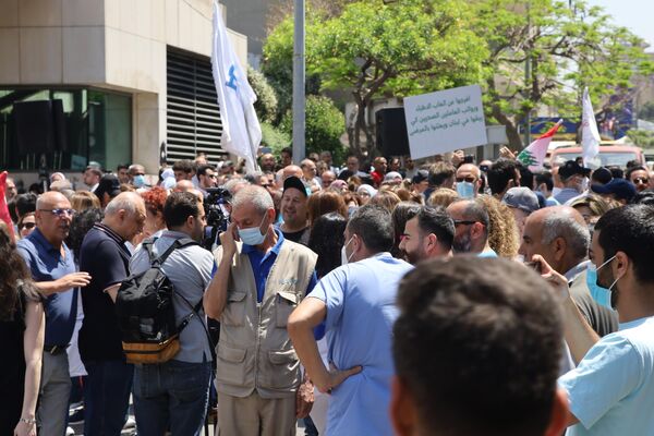 تظاهرة للقطاع الطبي والاستشفائي أمام مصرف لبنان ندق ناقوس الخطر - سبوتنيك عربي
