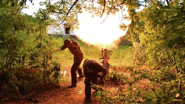 جنود من أطقم قذائف الهاون التابعة لجمهورية لوغانسك الشعبية يطلقون النار على مواقع القوات المسلحة الأوكرانية بالقرب من قرية نيجني ، جمهورية لوغانسك الشعبية، 24 مايو 2022 - سبوتنيك عربي