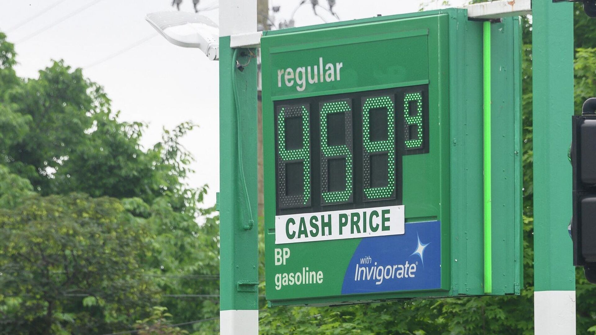 أسعار البنزين تصل إلى مستوى قياسي في محطة وقود في العاصمة الأمريكية واشنطن، 26 مايو/ أيار 2022 - سبوتنيك عربي, 1920, 28.05.2022