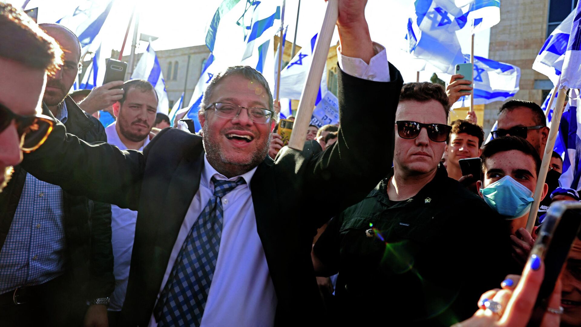 زعيم حزب عوتسما يهوديت إيتامار بن غفير، يرفع العلم الإسرائيلي في القدس في 20 أبريل 2022 ، في بداية مسيرة الأعلام التي نظمتها الأحزاب القومية - سبوتنيك عربي, 1920, 22.11.2022