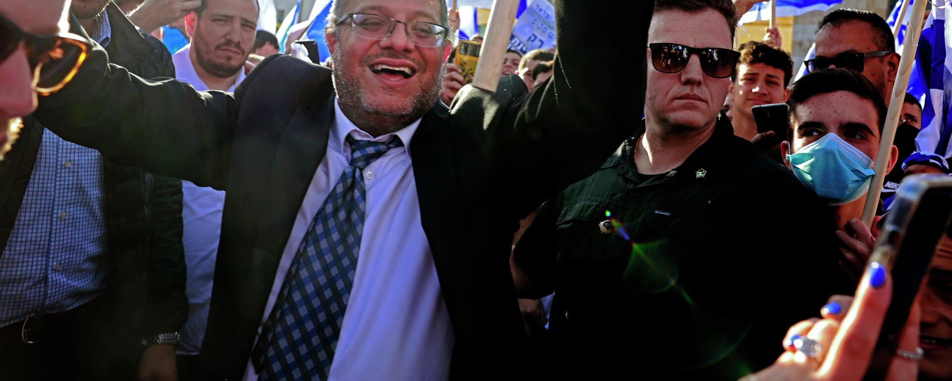 زعيم حزب عوتسما يهوديت إيتامار بن غفير، يرفع العلم الإسرائيلي في القدس في 20 أبريل 2022 ، في بداية مسيرة الأعلام التي نظمتها الأحزاب القومية - سبوتنيك عربي, 1920, 25.11.2022