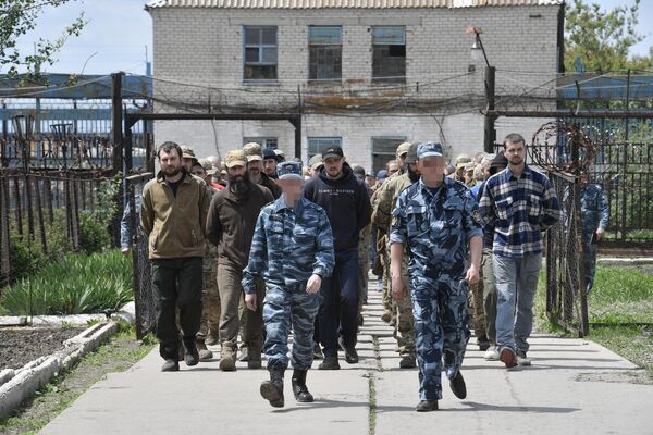 جنود أوكرانيون أسرى يتجولون في أحد السجون بجمهورية دونيتسك الشعبية - سبوتنيك عربي