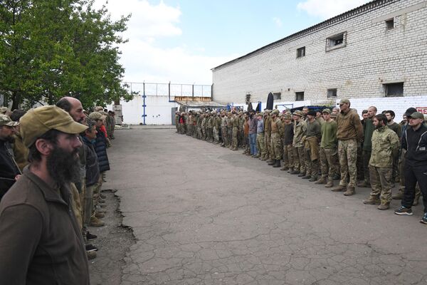 جنود أوكرانيون أسرى في أحد السجون بجمهورية دونيتسك الشعبية - سبوتنيك عربي