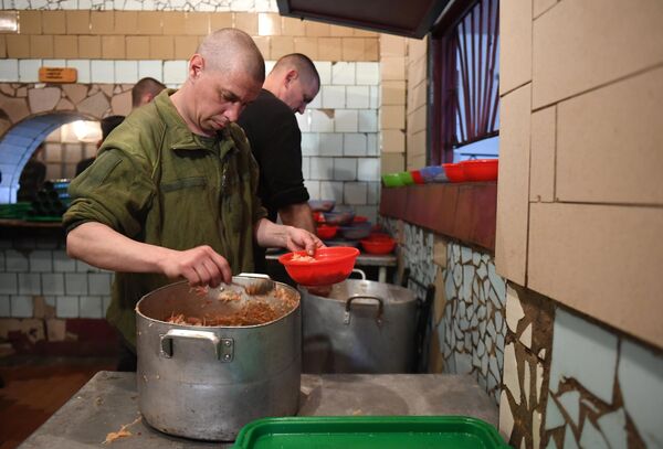 جنود أوكرانيون أسرى يوزعون الطعام في أحد السجون بجمهورية دونيتسك الشعبية - سبوتنيك عربي