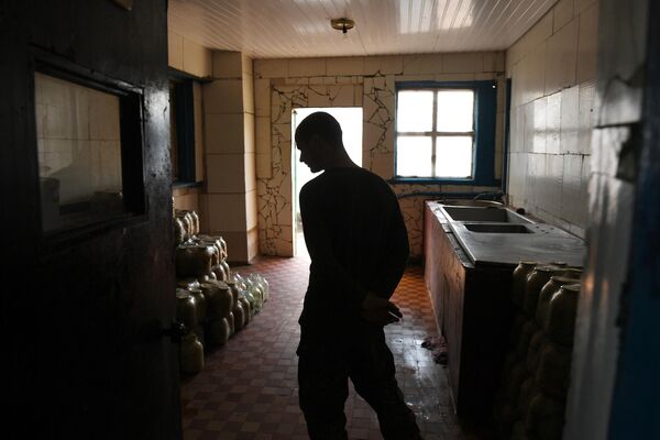 جندي أوكراني أسير في مطبخ أحد السجون بجمهورية دونيتسك الشعبية - سبوتنيك عربي