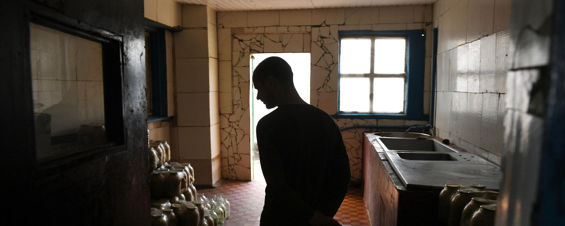 جندي أوكراني أسير في مطبخ أحد السجون بجمهورية دونباس الشعبية - سبوتنيك عربي, 1920, 23.09.2023