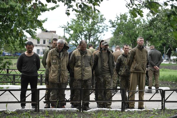 جنود أوكرانيون أسرى يقفون في أحد السجون بجمهورية دونيتسك الشعبية - سبوتنيك عربي