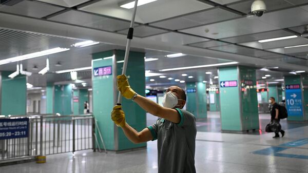 الوضع الصحي في الصين - تعقيم محطات قطار في بكين، 26 مايو 2022 - سبوتنيك عربي