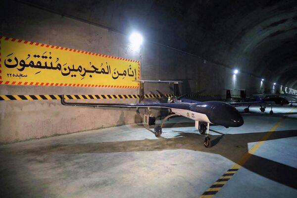 تظهر هذه الصورة المنشورة التي قدمها الجيش الإيراني في 28 مايو 2022، قاعدة طائرات بدون طيار تحت الأرض، في مكان غير معروف في إيران. - سبوتنيك عربي