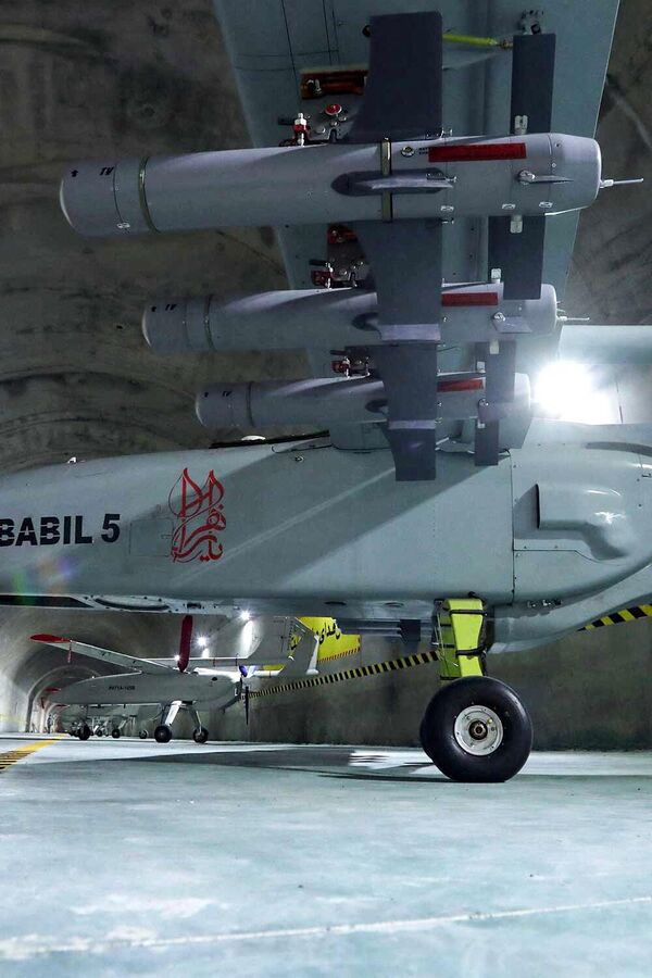 تظهر هذه الصورة المنشورة التي قدمها الجيش الإيراني في 28 مايو 2022، قاعدة طائرات بدون طيار تحت الأرض، في مكان غير معروف في إيران. - سبوتنيك عربي