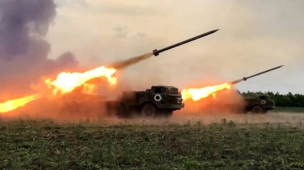 راجمات صواريخ روسية تقصف مواقع القوات الأوكرانية - سبوتنيك عربي