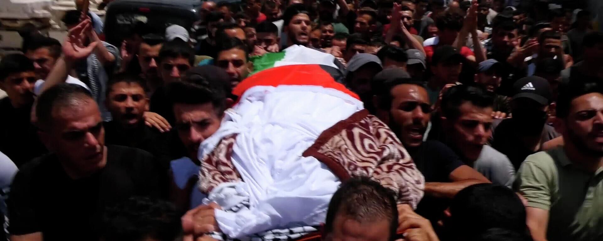 مئات الفلسطينيين يشيعون جثمان الصحفية غفران وراسنة واندلاع مواجهات مع الجيش الإسرائيلي  - سبوتنيك عربي, 1920, 01.06.2022