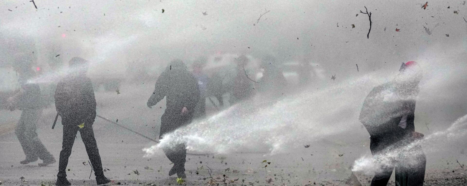 تم رش المتظاهرين بخراطيم المياه الخاصة بالشرطة خلال مظاهرة طلابية في سانتياغو، تشيلي، 27 مايو  2021.
 - سبوتنيك عربي, 1920, 03.09.2022