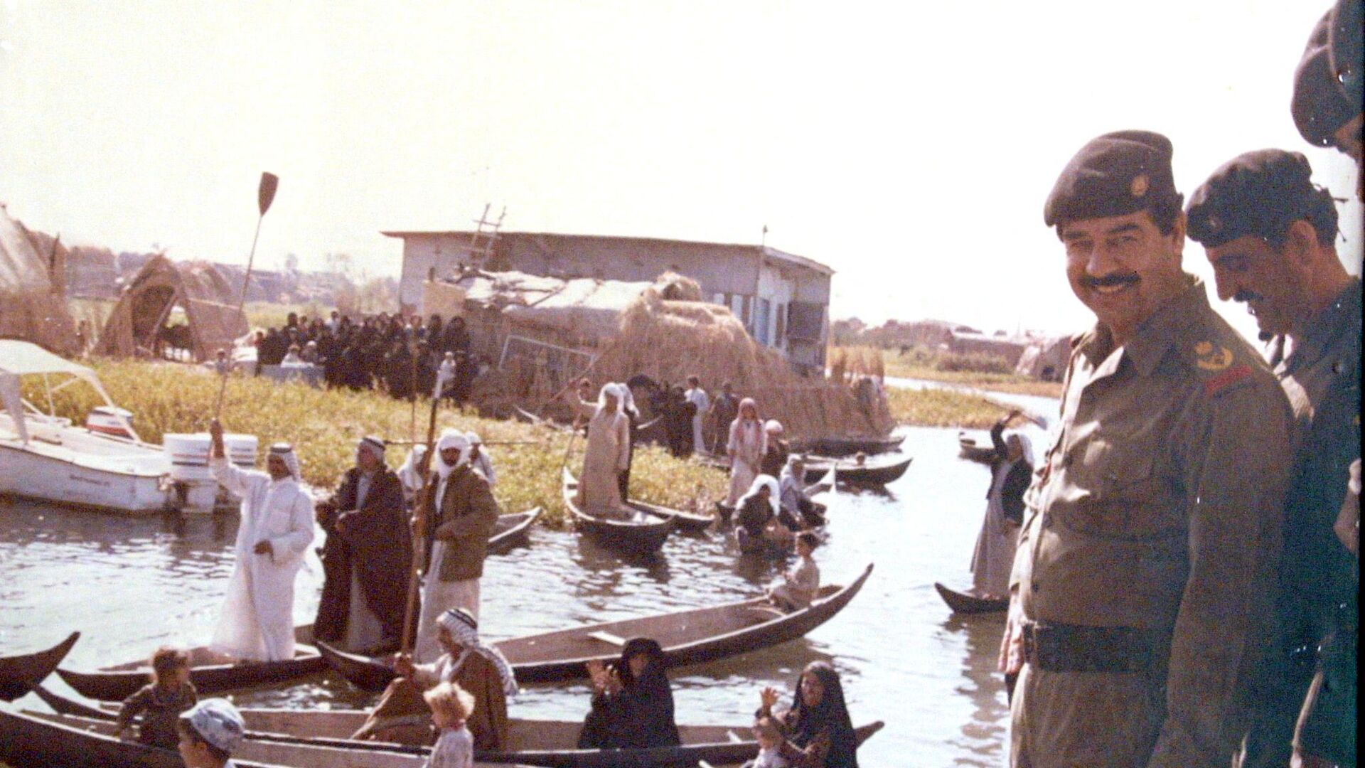 الرئيس العراقي السابق صدام حسين يزور قرية على الحدود الإيرانية العراقية عام 1982 أثناء الحرب بين البلدين - سبوتنيك عربي, 1920, 05.02.2023