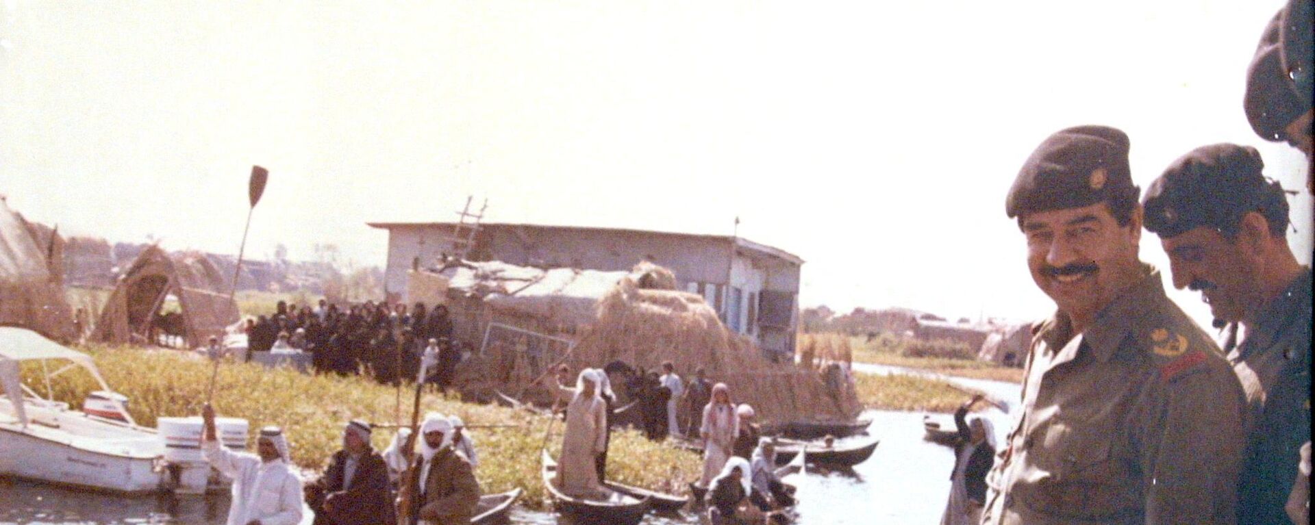 الرئيس العراقي السابق صدام حسين يزور قرية على الحدود الإيرانية العراقية عام 1982 أثناء الحرب بين البلدين - سبوتنيك عربي, 1920, 05.02.2023