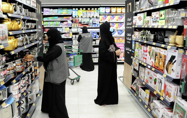موظفات سعوديات في أحد المحلات &quot;لؤلؤ&quot; في مدينة جدة، فبراير/شباط 21 عام 2021 - سبوتنيك عربي