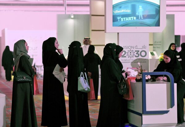 النساء السعوديات في معرض توظيف عام 2017 في العاصمة السعودية الرياض، وأعلنت وسائل الإعلام الحكومية أن المملكة هي آخر دولة في العالم سمحت للمرأة بالقيادة - سبوتنيك عربي