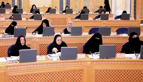 صورة نشرتها وكالة الأنباء السعودية &quot;واس&quot; في 11 مارس 2013، تظهر نساء سعوديات يحضرن جلسة في مجلس الشورى في العاصمة الرياض في 10 مارس 2013. شغلت ثلاثون امرأة سعودية مقاعد في مجلس الشورى السعودي لأول مرة في تاريخ المملكة - سبوتنيك عربي