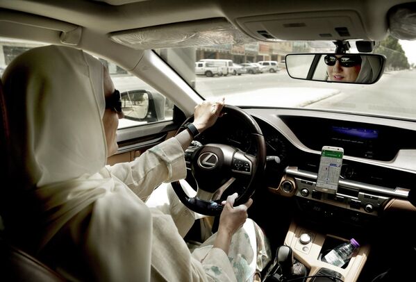 تقود أمال فرحات سيارتها في الرياض بالمملكة العربية السعودية، وتعمل في شركة الأجرة &quot;كريم&quot;، وهي خدمة تأجير سيارات إقليمية منافسة لـ &quot;أوبر&quot; - سبوتنيك عربي