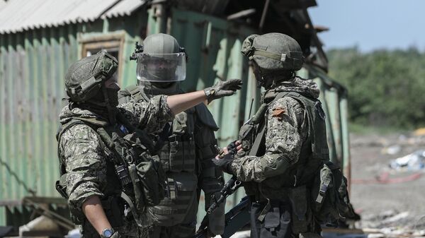 قوات الجيش الروسي تقوم بتفكيك وإزالة ألغام القوات المسلحة الأوكرانية في آزوفستال، ماريوبول - سبوتنيك عربي