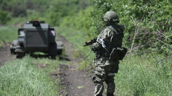 قوات الجيش الروسي تقوم بتفكيك وإزالة ألغام القوات المسلحة الأوكرانية في آزوفستال، ماريوبول - سبوتنيك عربي