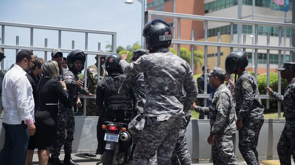 الشرطة خارج مقر وزارة البيئة الدومينيكية في أثناء إطلاق النار على الوزير أورلاندو خورخي ميرا 6 يونيو 2022 - سبوتنيك عربي