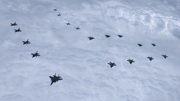 هذه الصورة المنشورة التي التقطت في 7 يونيو/ حزيران الجاري، وقدمت من قبل وزارة الدفاع الكورية الجنوبية في سئول، تظهر طائرات حربية كورية جنوبية، بما في ذلك مقاتلات الشبح F-35 وطائرات F-16 الأمريكية تحلق في تشكيلات تكتيكية في المجال الجوي فوق كوريا الجنوبية، ردًا على تجارب صواريخ كوريا الشمالية. - سبوتنيك عربي