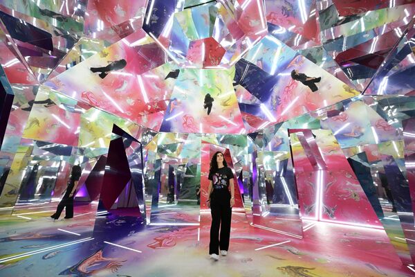 الزوار يشاهدون عملاً إبداعياً بعنوان Hypernova، للمصممة الإيطالية سارة ريكاردي، في إطار معرض ديزاين فير (Design Fair) في ميلانو، إيطاليا، 7 يونيو 2022. - سبوتنيك عربي